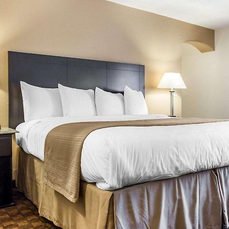 Quality Inn & Suites Coliseum Greensboro Exteriör bild