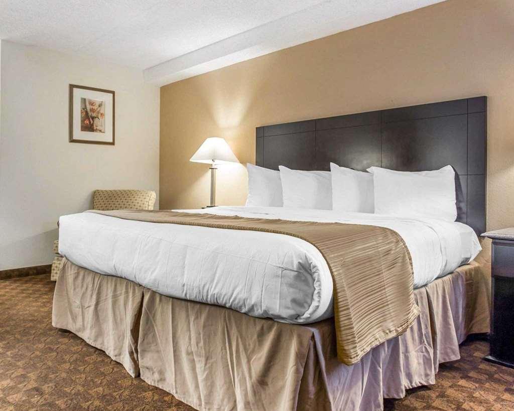 Quality Inn & Suites Coliseum Greensboro Exteriör bild