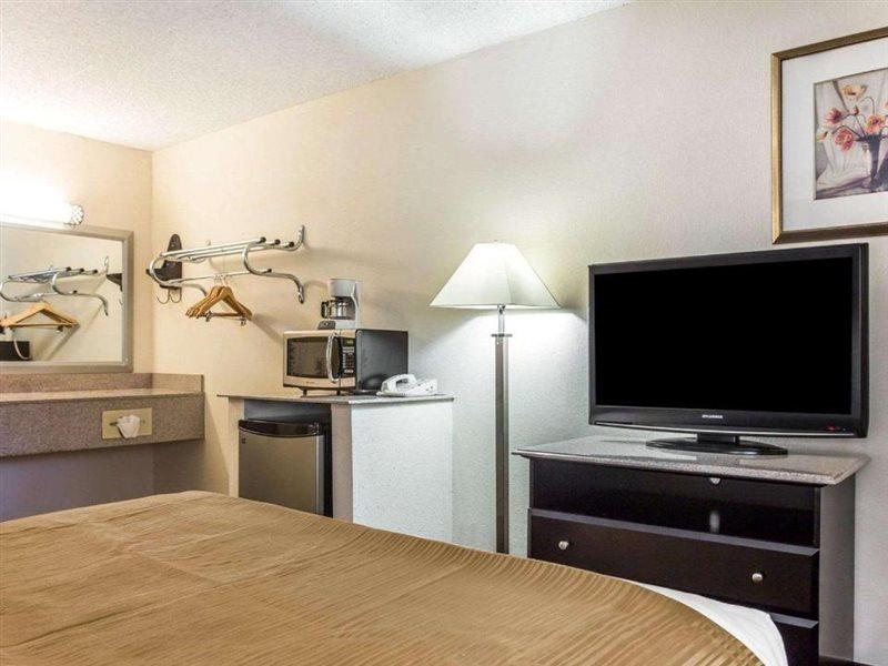 Quality Inn & Suites Coliseum Greensboro Exteriör bild