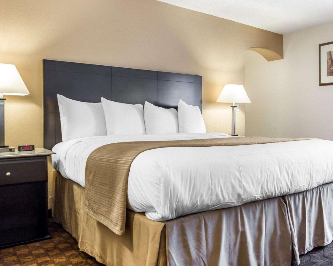 Quality Inn & Suites Coliseum Greensboro Exteriör bild