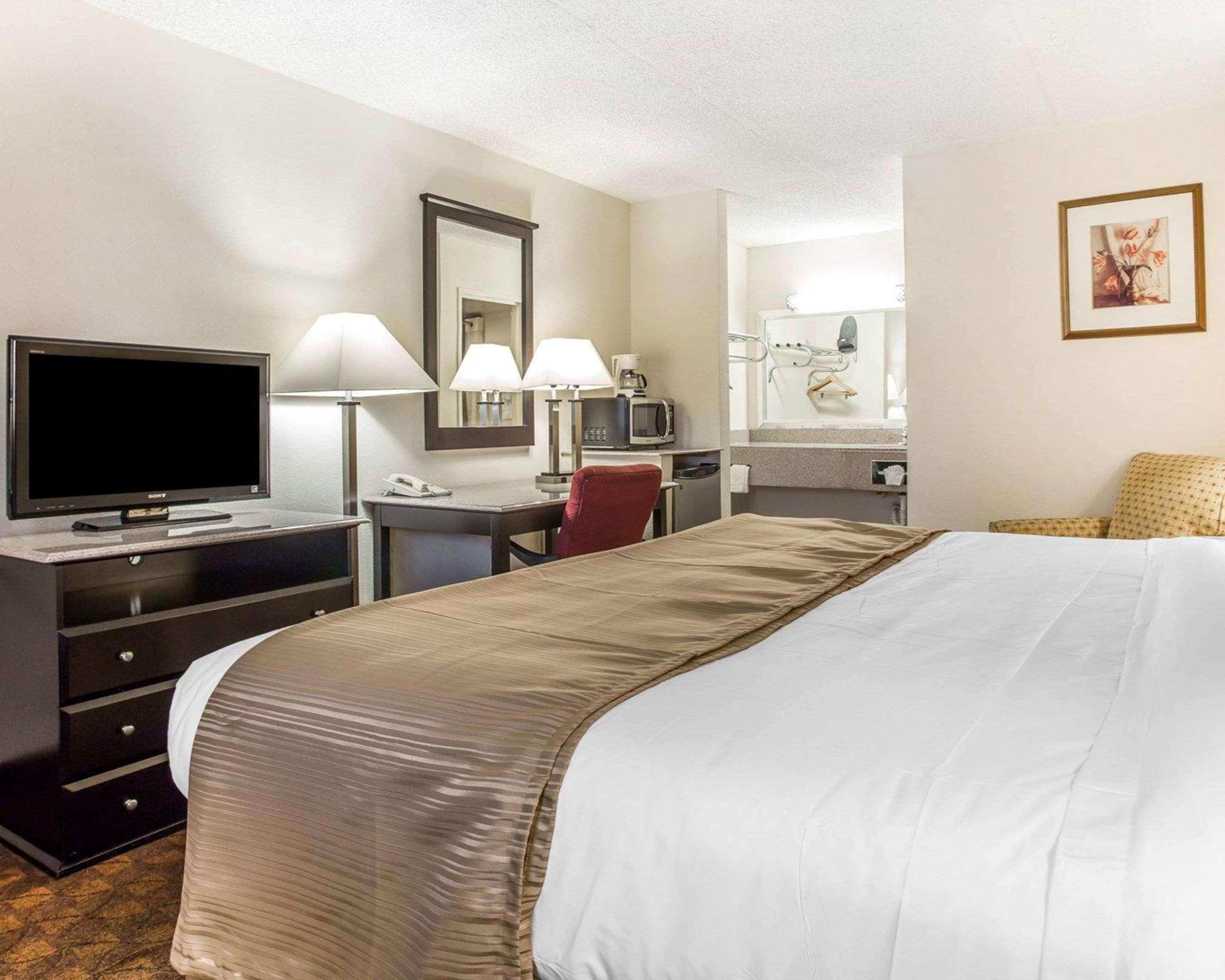 Quality Inn & Suites Coliseum Greensboro Exteriör bild