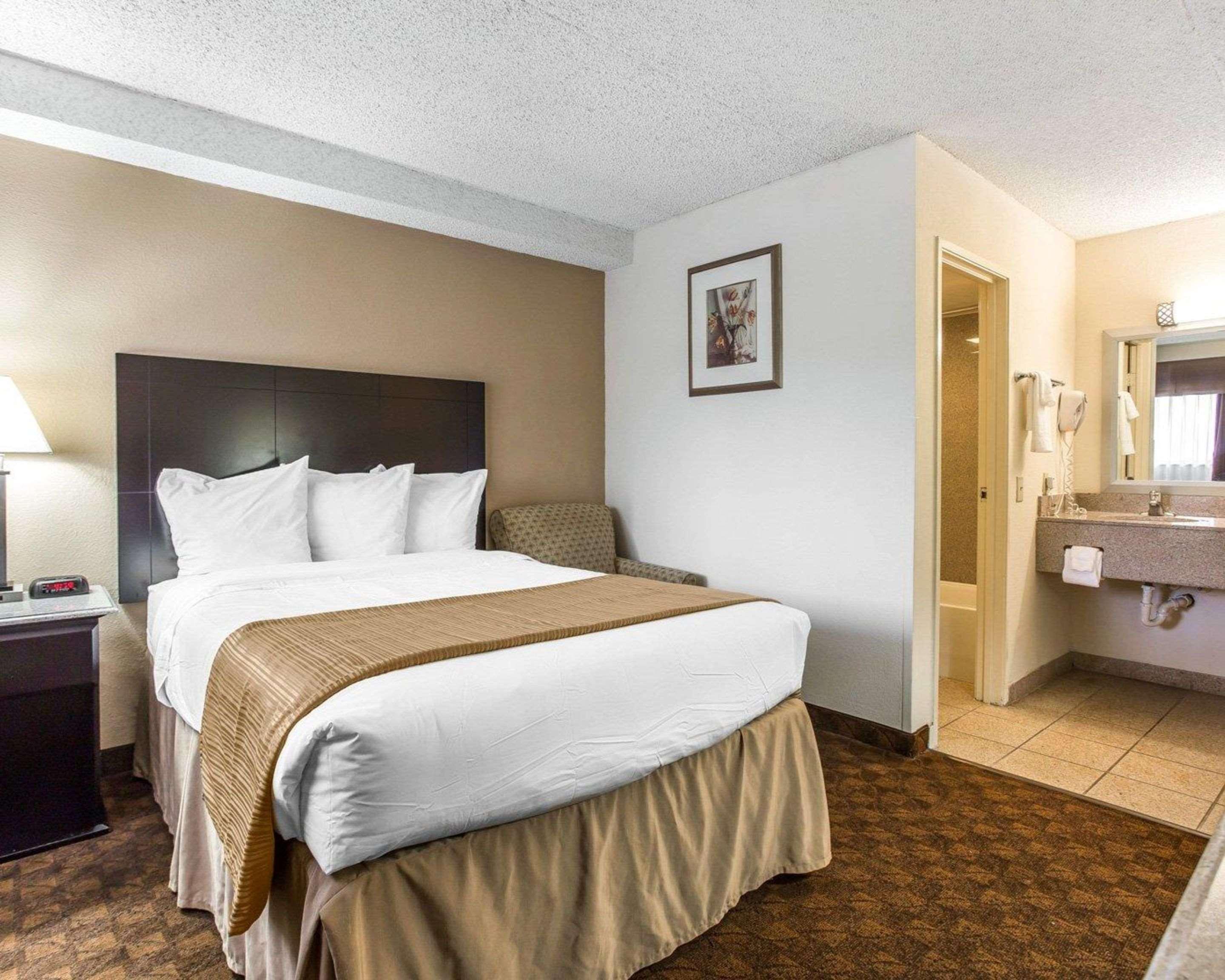 Quality Inn & Suites Coliseum Greensboro Exteriör bild