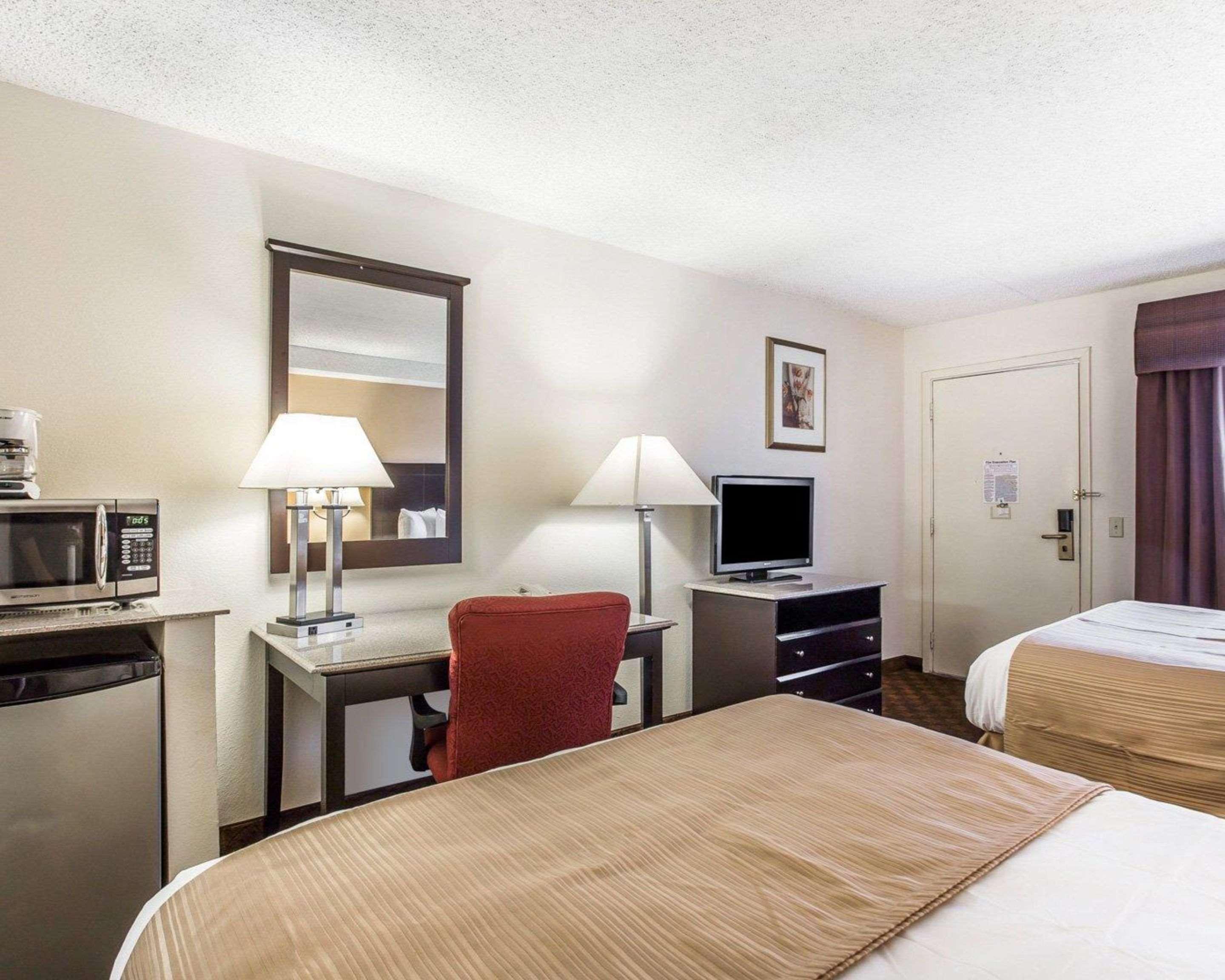 Quality Inn & Suites Coliseum Greensboro Exteriör bild