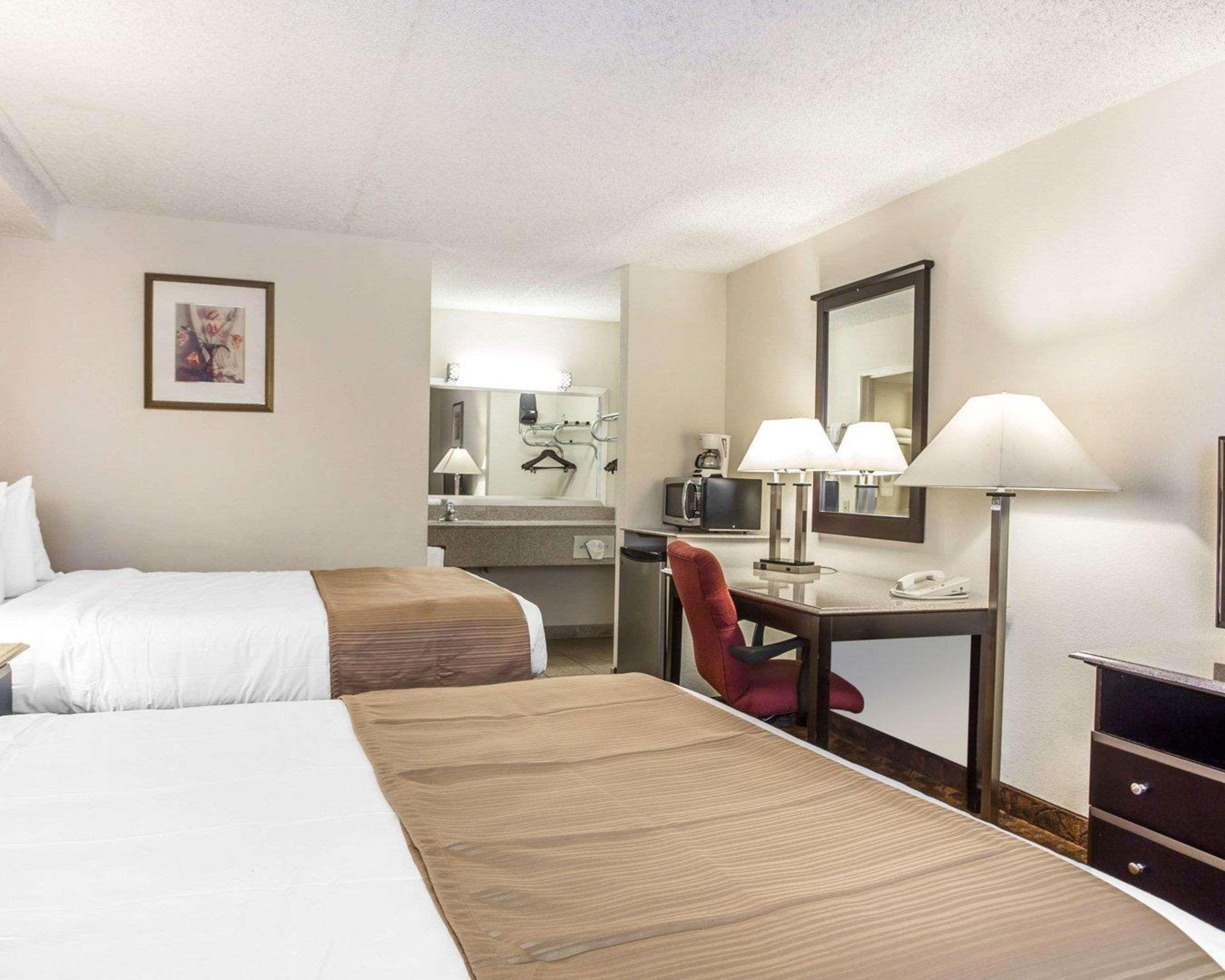 Quality Inn & Suites Coliseum Greensboro Exteriör bild