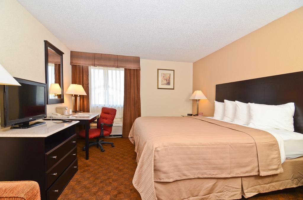 Quality Inn & Suites Coliseum Greensboro Exteriör bild