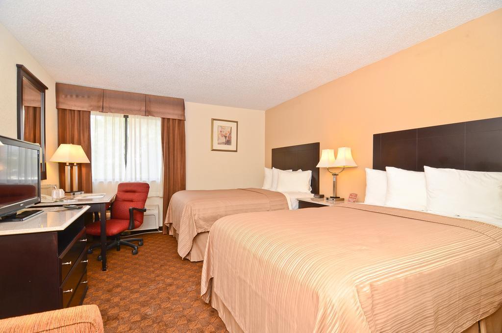 Quality Inn & Suites Coliseum Greensboro Exteriör bild