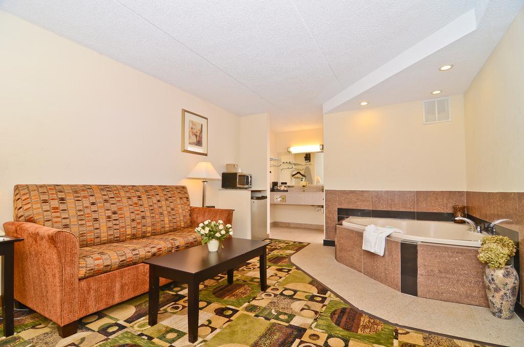 Quality Inn & Suites Coliseum Greensboro Exteriör bild
