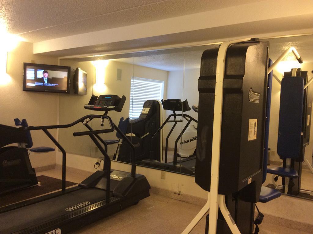 Quality Inn & Suites Coliseum Greensboro Exteriör bild