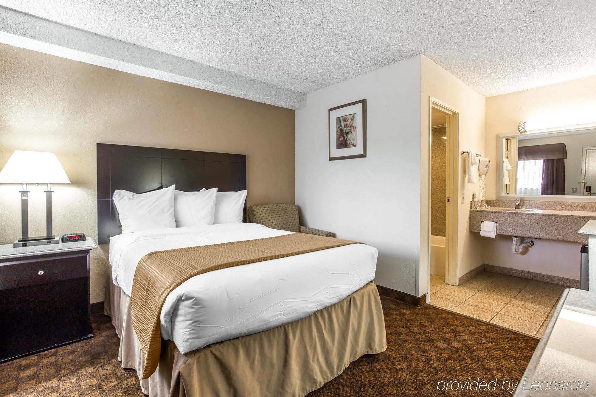 Quality Inn & Suites Coliseum Greensboro Exteriör bild