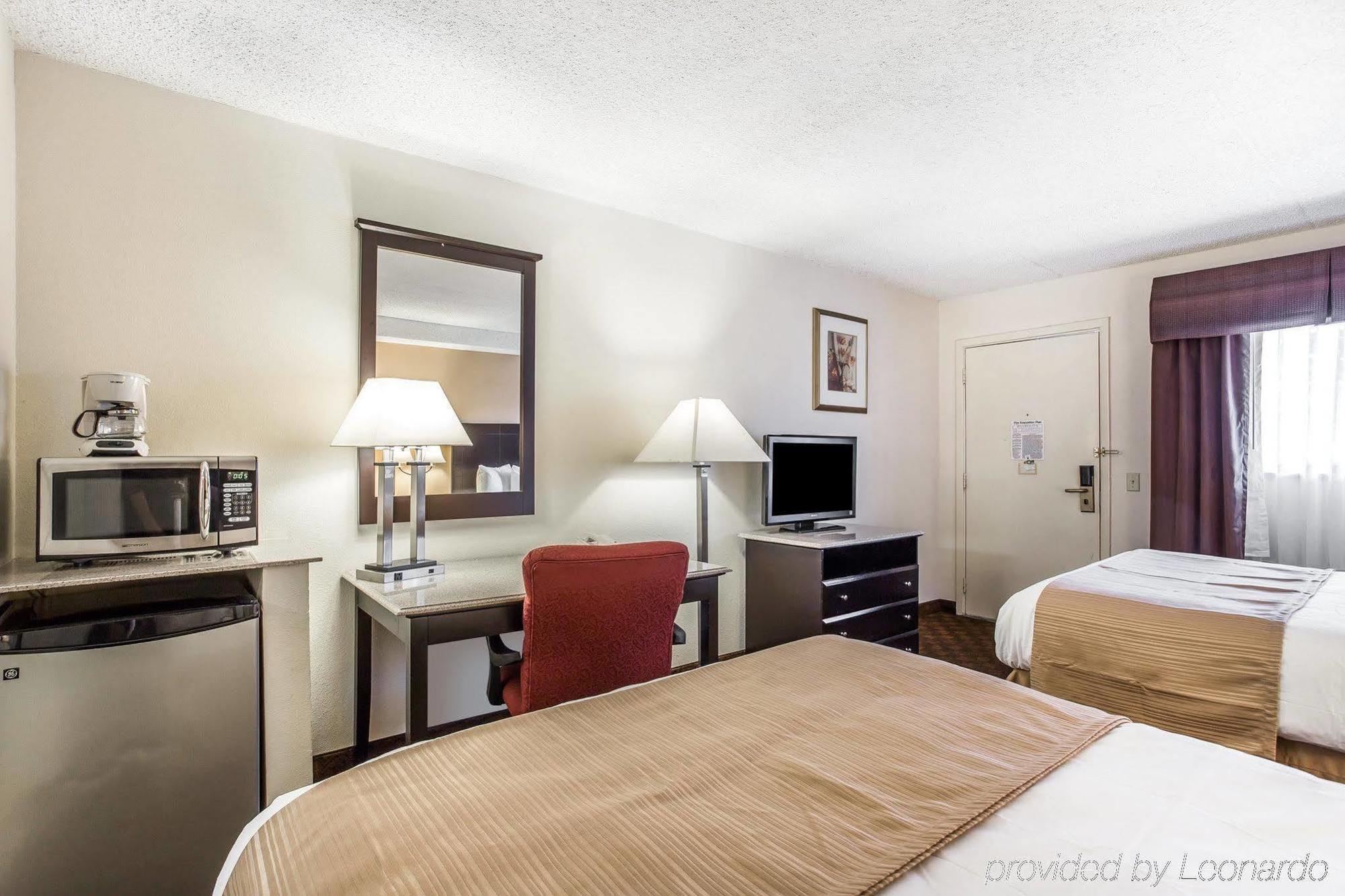 Quality Inn & Suites Coliseum Greensboro Exteriör bild