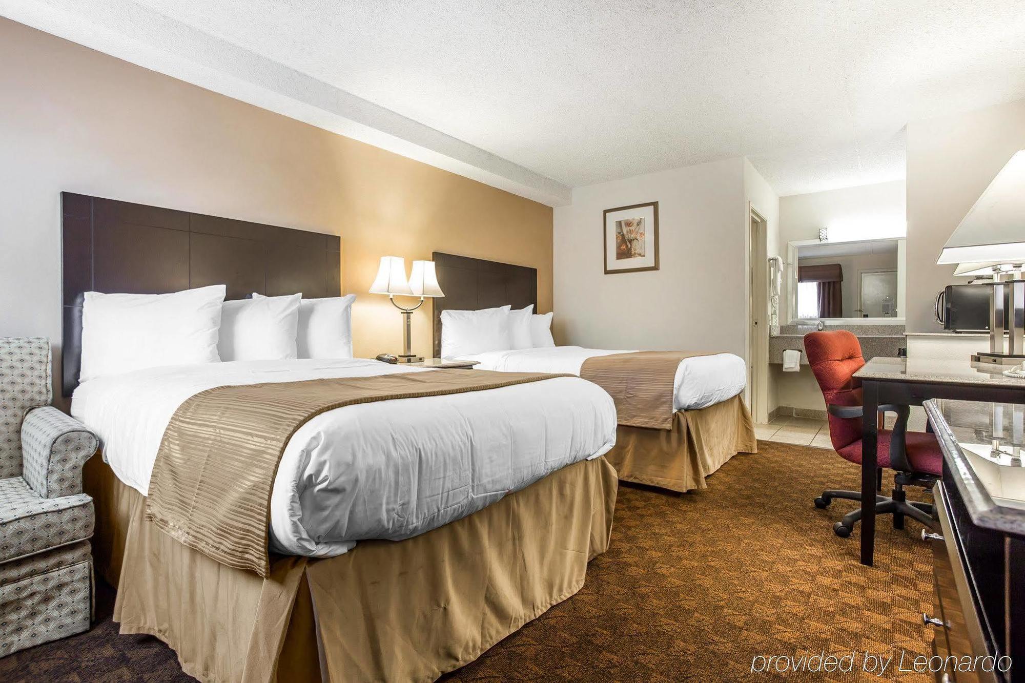 Quality Inn & Suites Coliseum Greensboro Exteriör bild