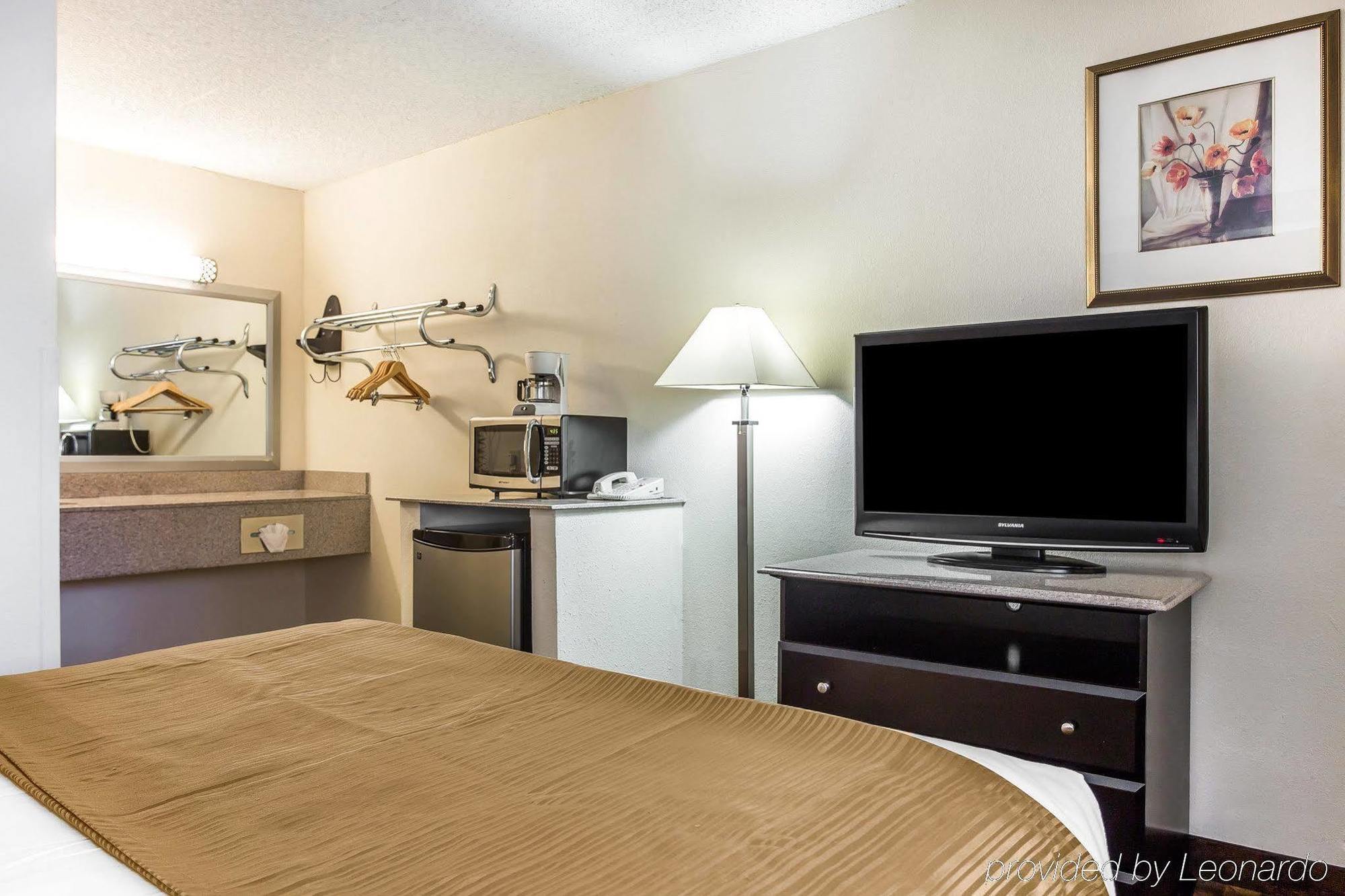 Quality Inn & Suites Coliseum Greensboro Exteriör bild
