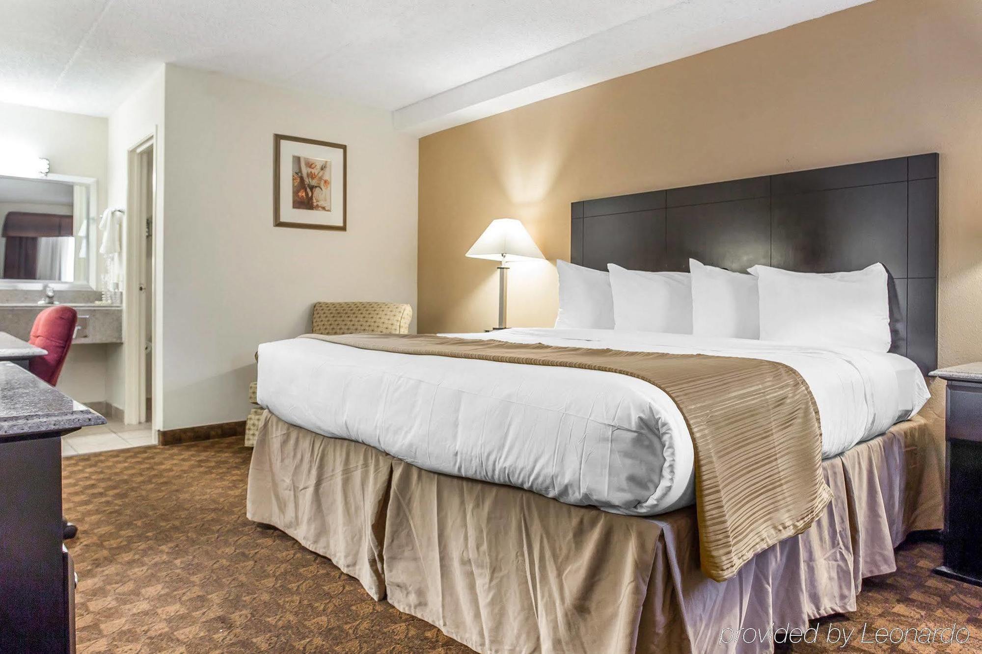 Quality Inn & Suites Coliseum Greensboro Exteriör bild