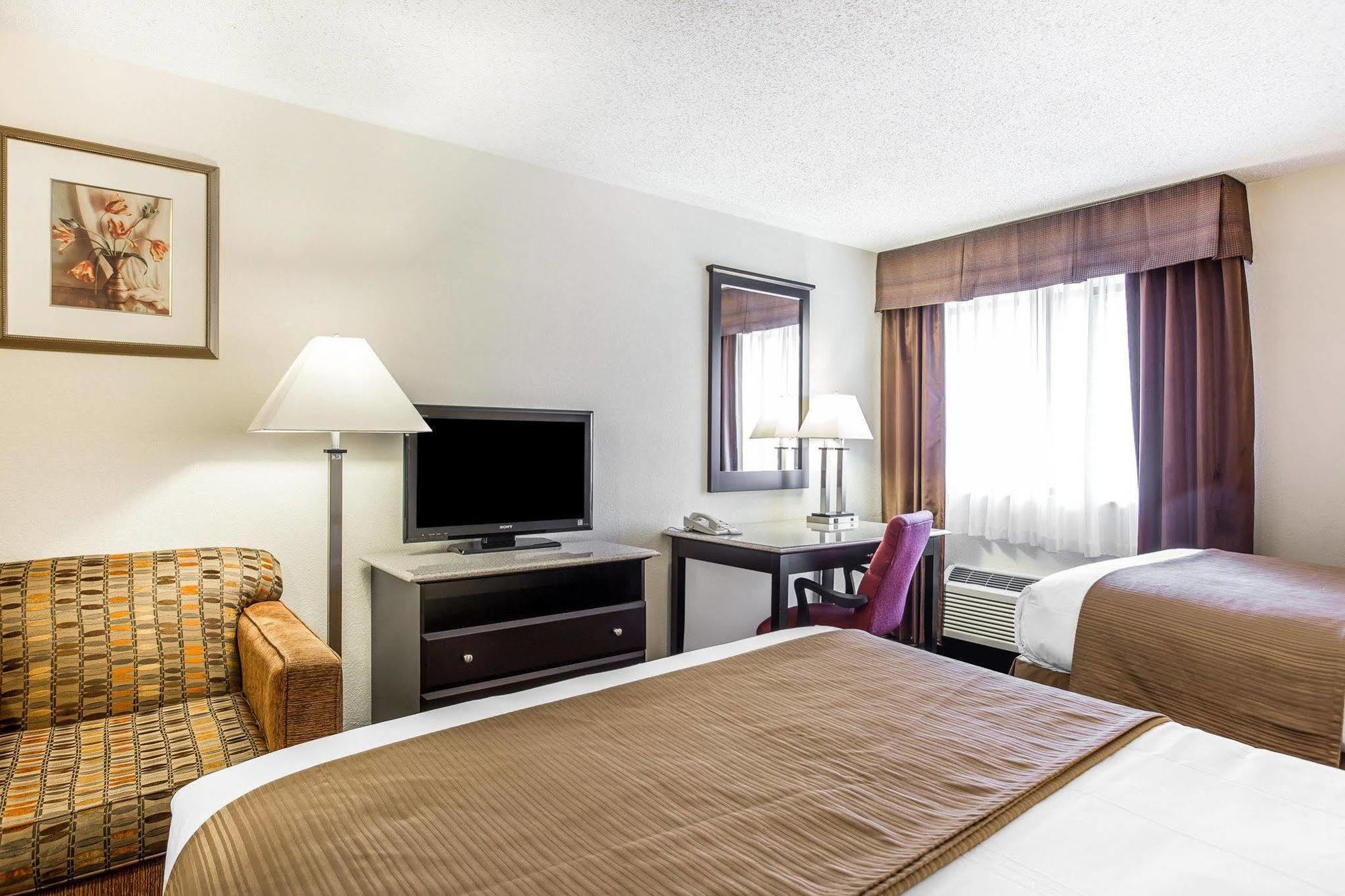 Quality Inn & Suites Coliseum Greensboro Exteriör bild