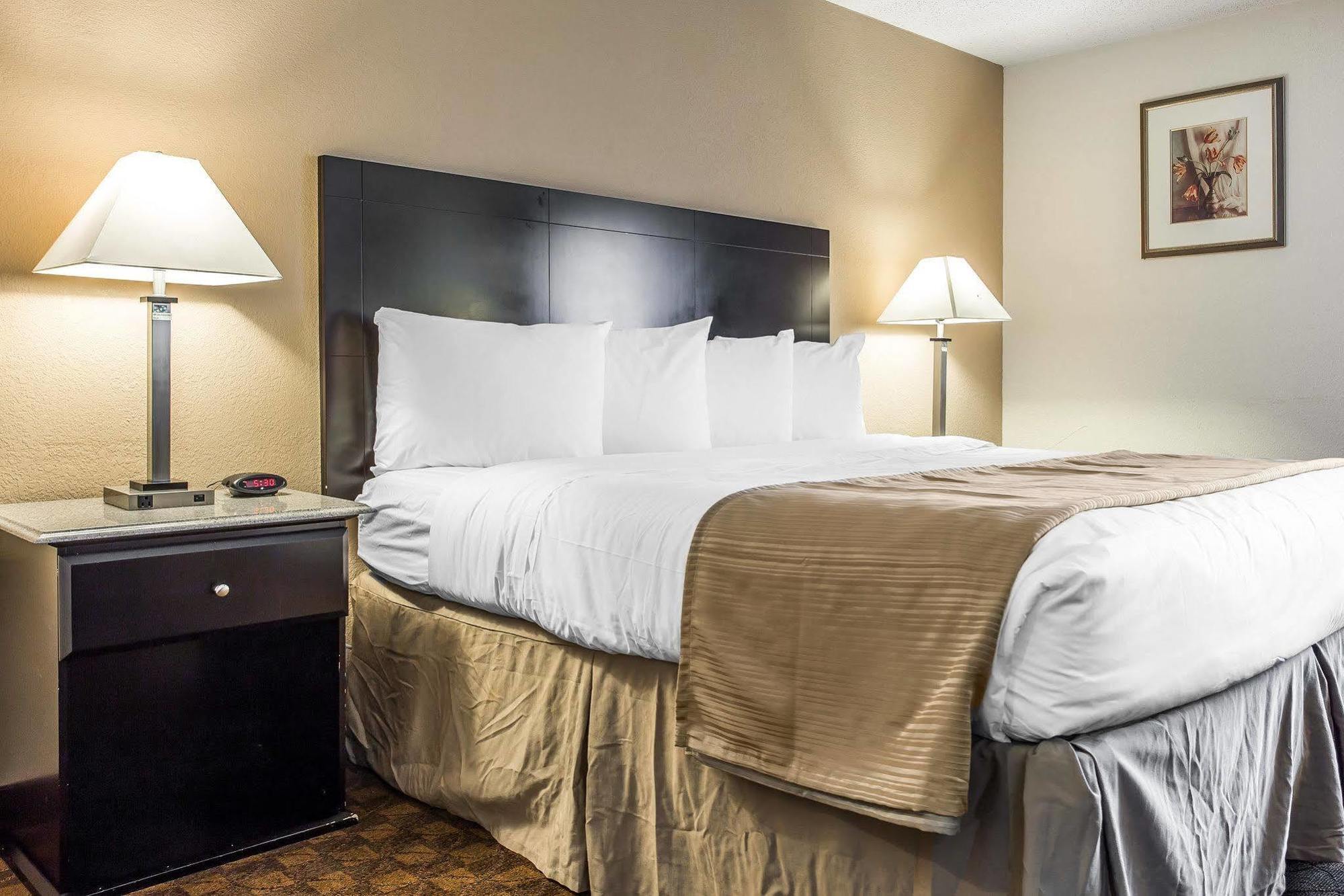 Quality Inn & Suites Coliseum Greensboro Exteriör bild