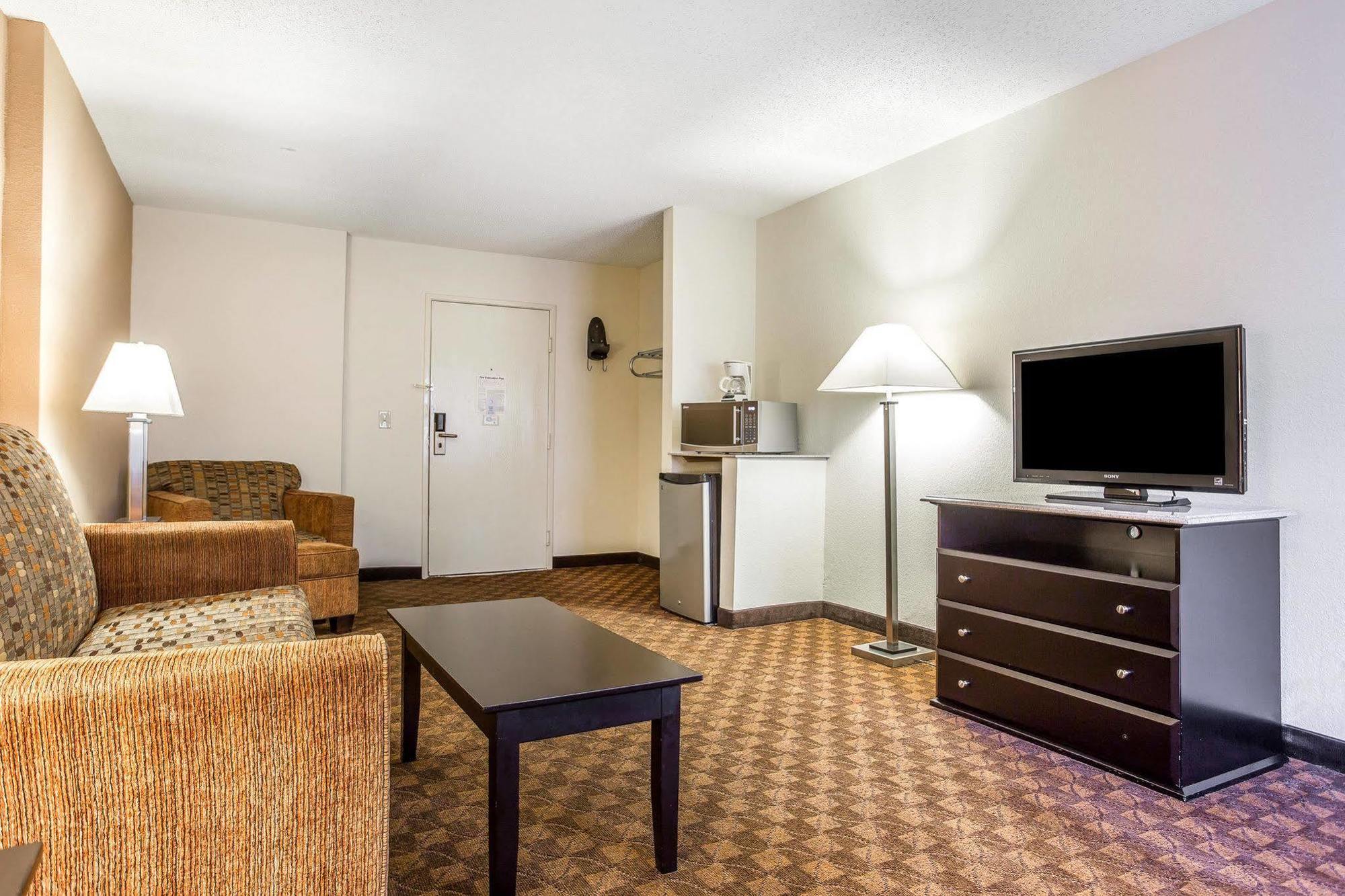 Quality Inn & Suites Coliseum Greensboro Exteriör bild