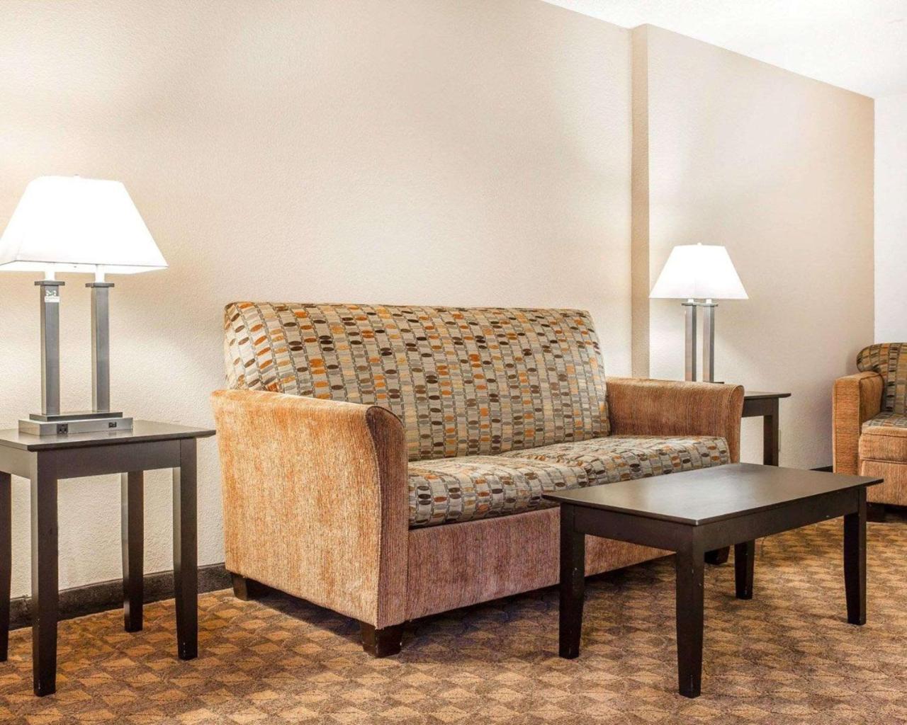 Quality Inn & Suites Coliseum Greensboro Exteriör bild
