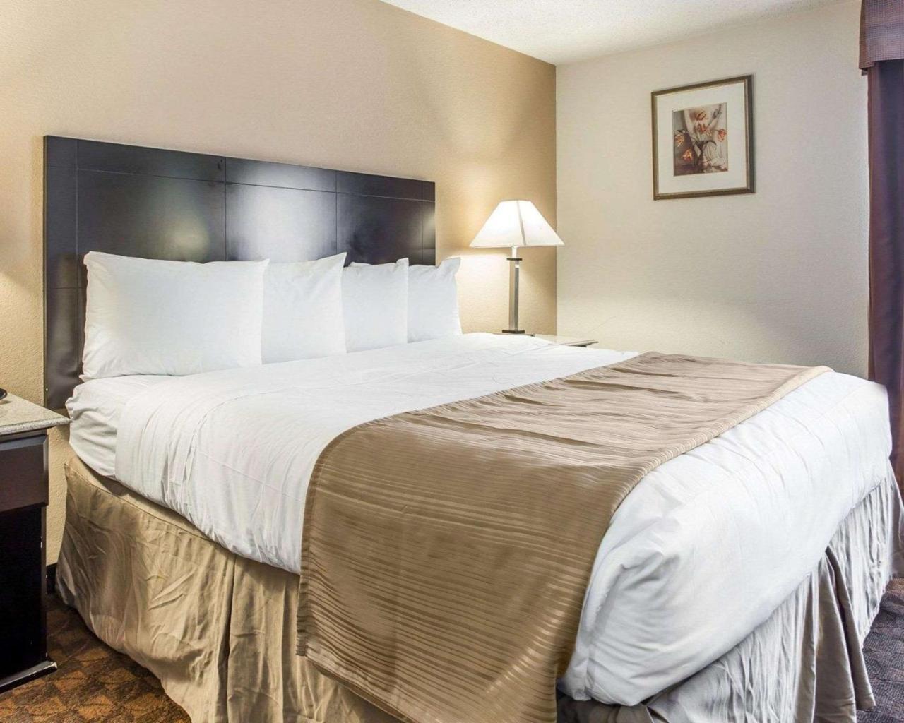 Quality Inn & Suites Coliseum Greensboro Exteriör bild