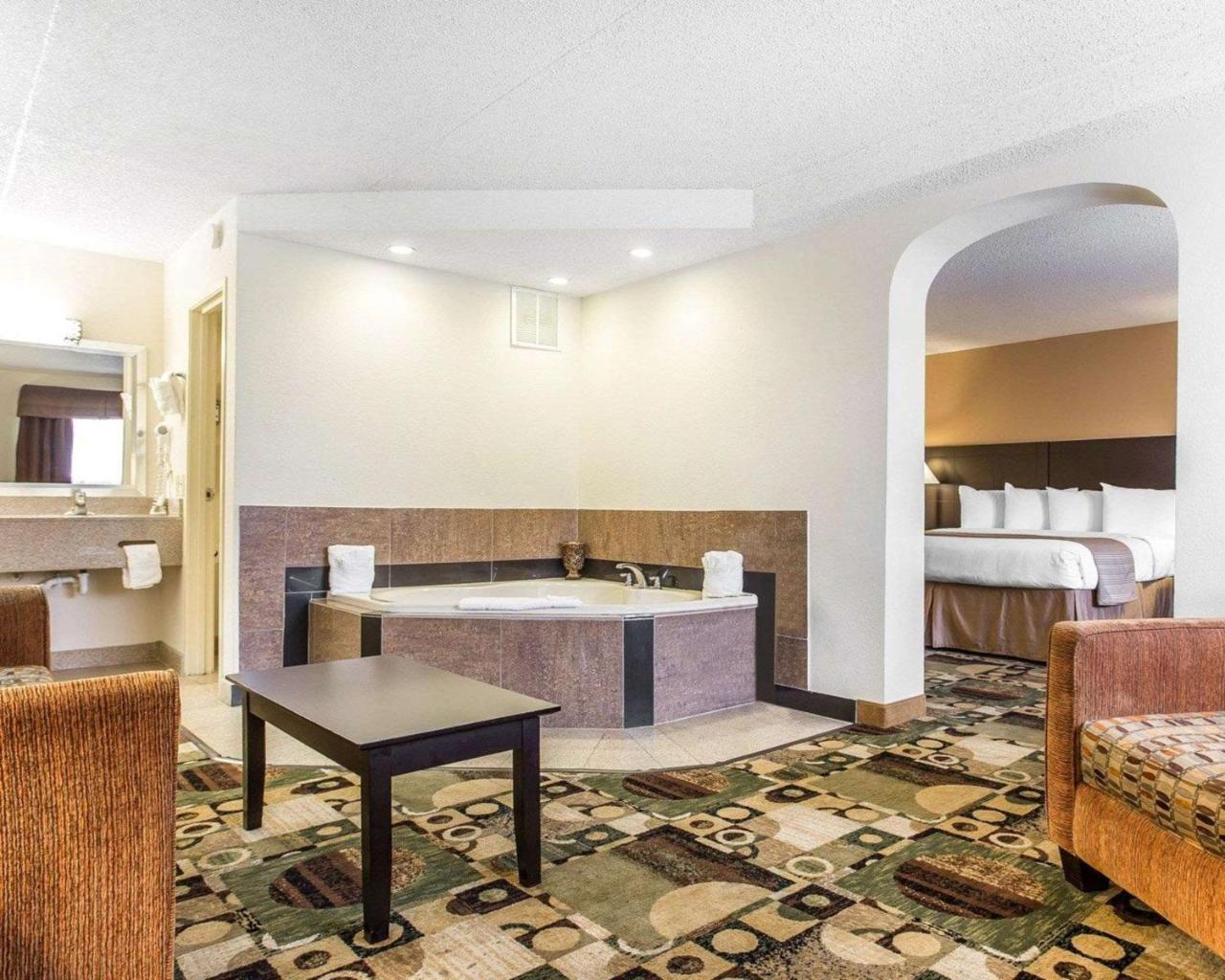Quality Inn & Suites Coliseum Greensboro Exteriör bild