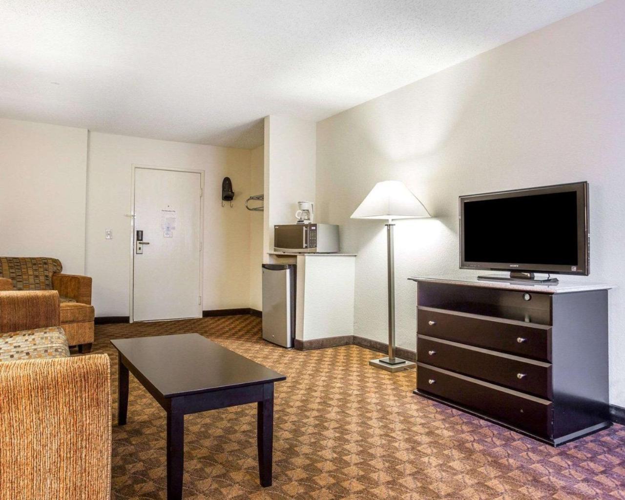 Quality Inn & Suites Coliseum Greensboro Exteriör bild